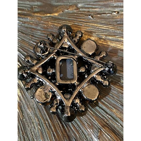 JULIANA, D & E, DELIZZA & ELSTER CLEAR & SMOKEY COLOR CENTER RHINESTONE BROOCH - Picture 3 of 4